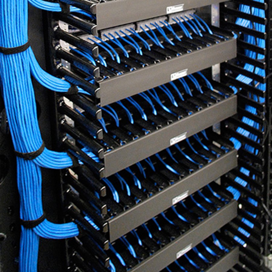 Patch panel de cabeamento estruturado com portas organizadas e identificadas