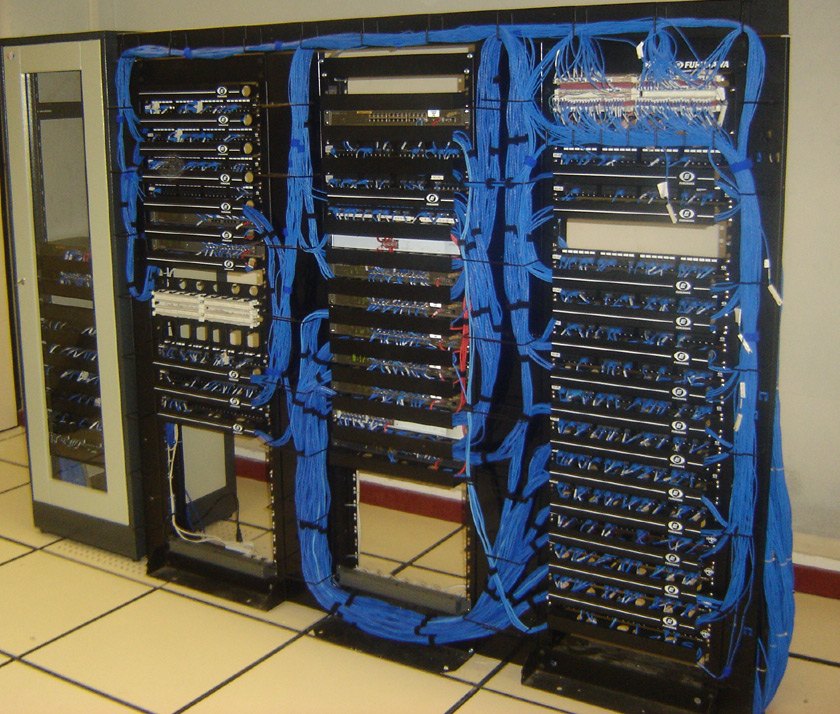 Rack de rede organizado com patch panel e cabos identificados